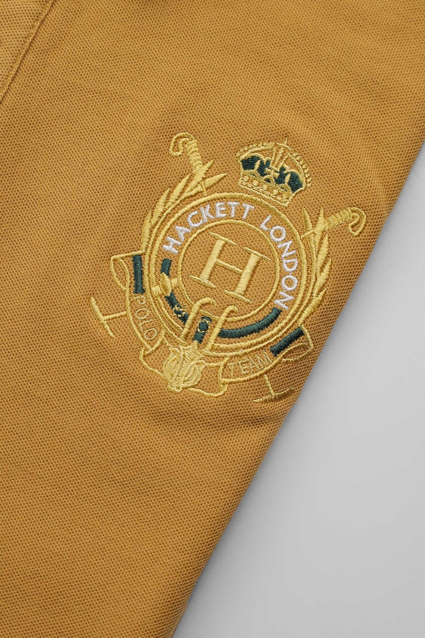 Hackt Lndn Heritage Crown Graphic Men's Polo Shirt In Mustard